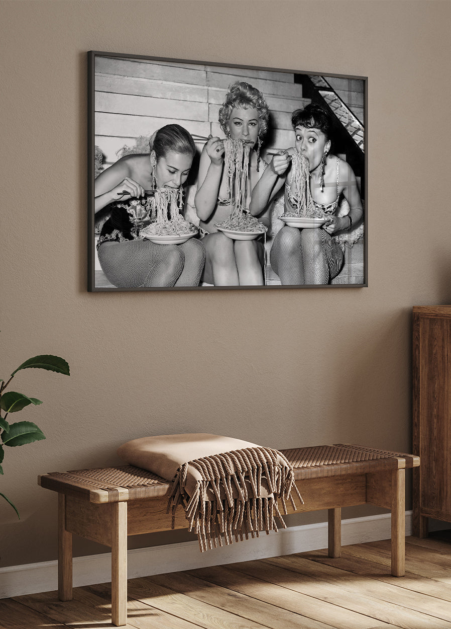 Frauen essen Spaghetti Poster - Posterbox.no