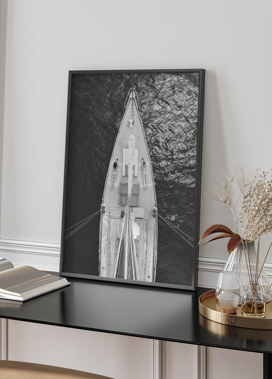 Frauen beim Sonnenbaden auf dem Boot Poster - Posterbox.no