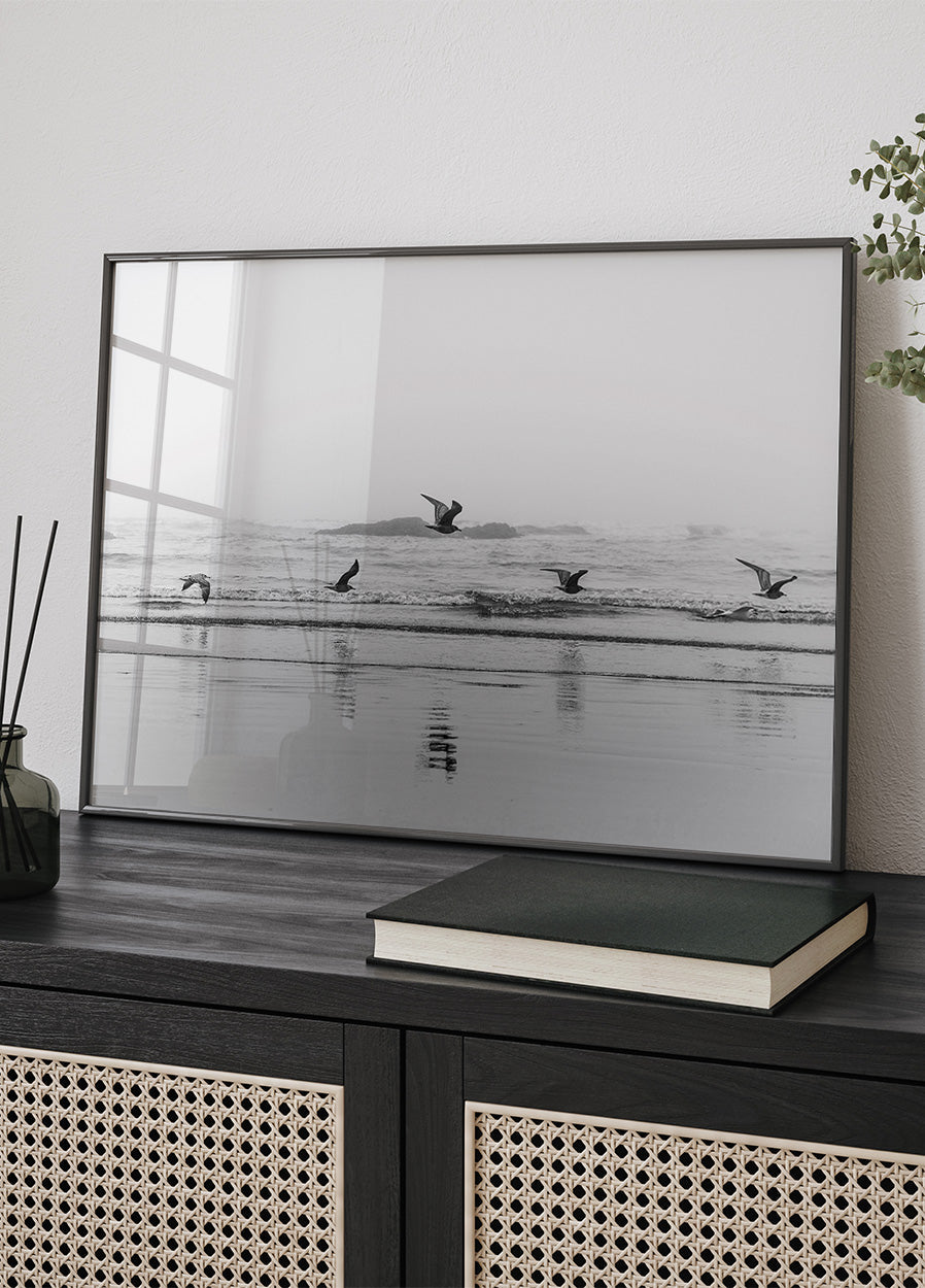 Vögel fliegen über die Küste Poster - Posterbox.dk