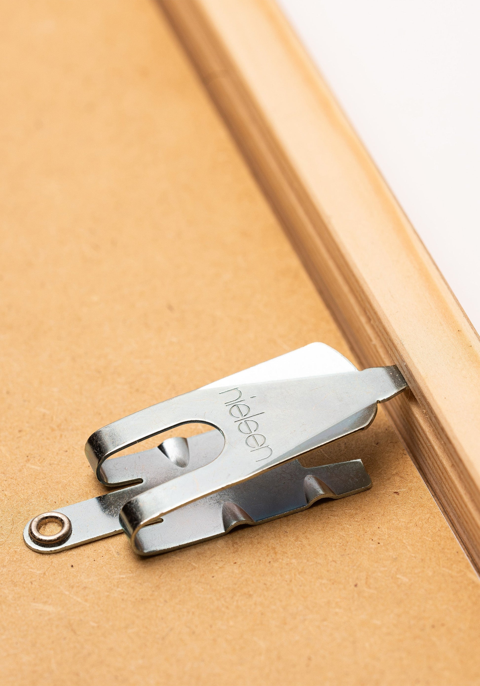 Hochwertiges Nielsen White Poster mit Holzrahmen