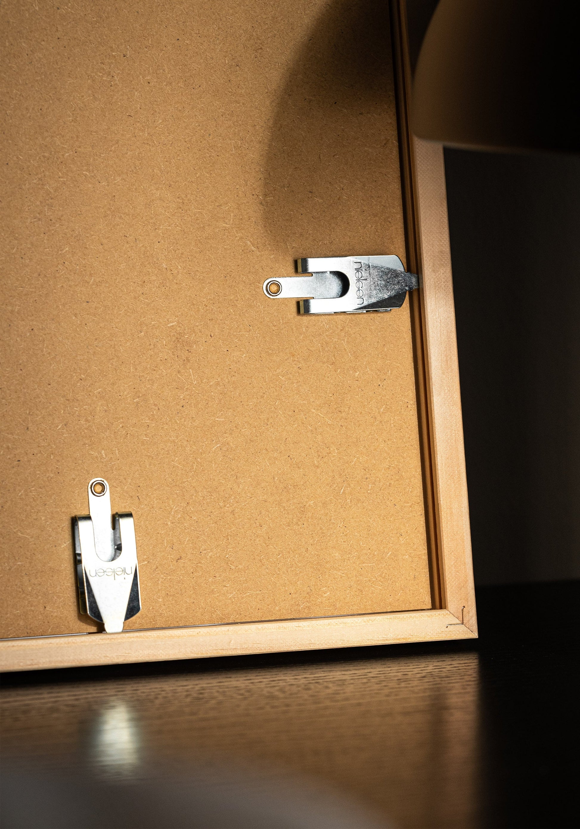 Hochwertiges Nielsen-Poster aus dunkler Eiche mit Holzrahmen