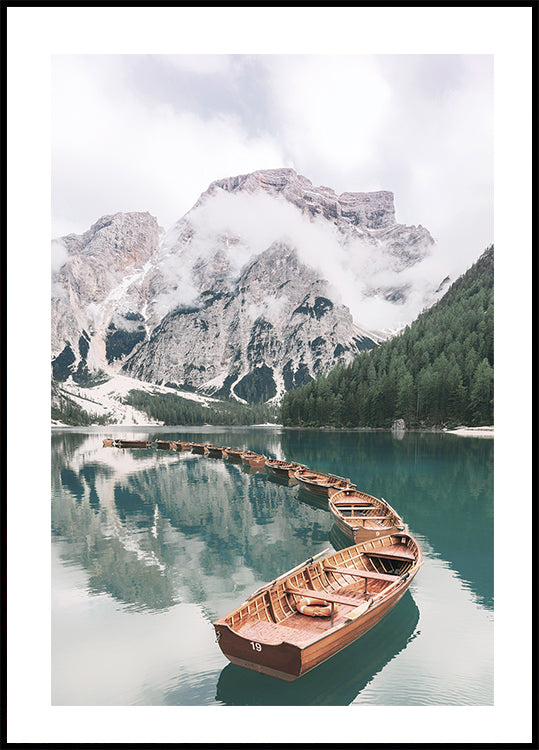 Boote am Pragser Wildsee Poster - Posterbox.dk