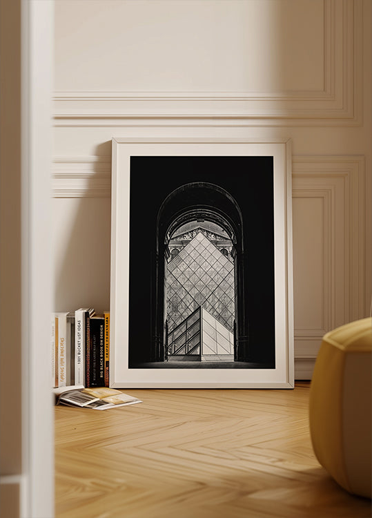 Schwarz-Weiß-Poster der Pyramide des Musée du Louvre
