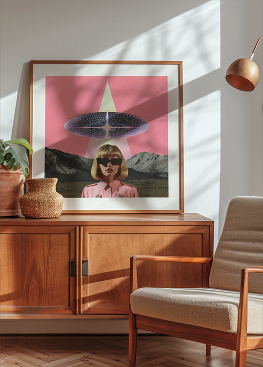 Eine Frau steht unter einem UFO-Poster