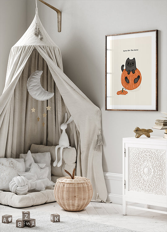 Schwarze Katze sitzt spielerisch in einem Kürbis