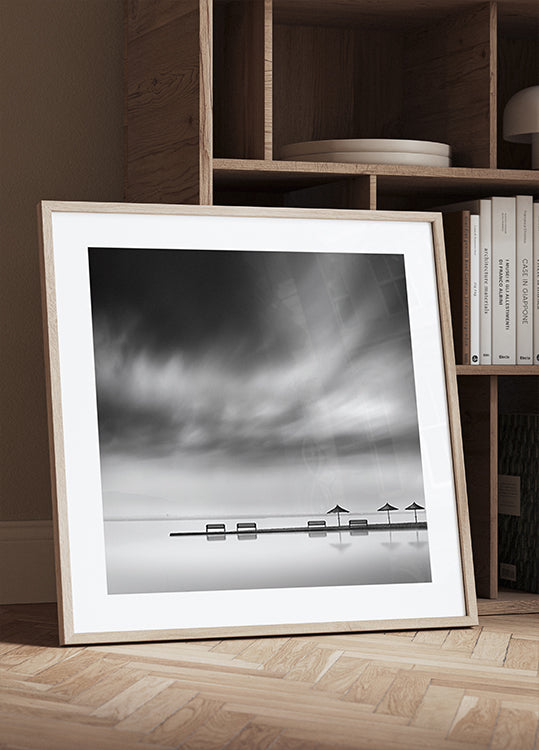 Poster mit vier Bänken und drei Sonnenschirmen