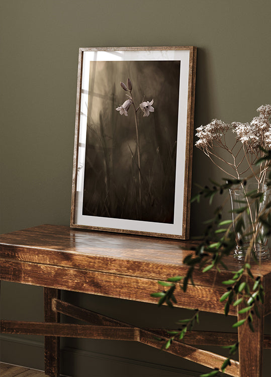 Eine kleine Blume auf dem Boden Poster