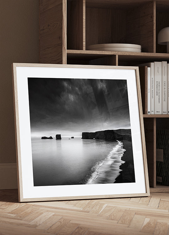 Poster zum Plätschern am Ufer eines einsamen Ozeans