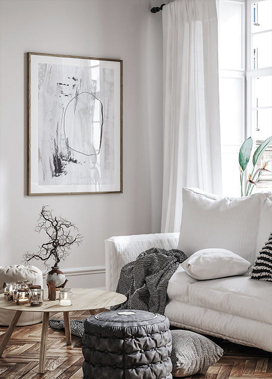 Schwarze Striche und eine zarte Kontur