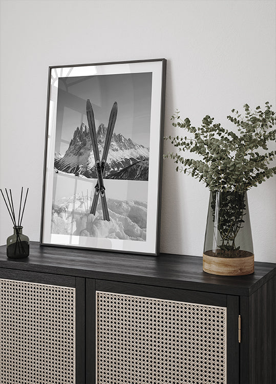 Poster mit gekreuzten Skiern