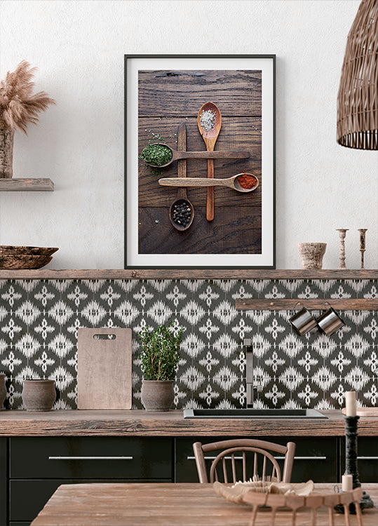 Holzlöffel mit bunten Gewürzen