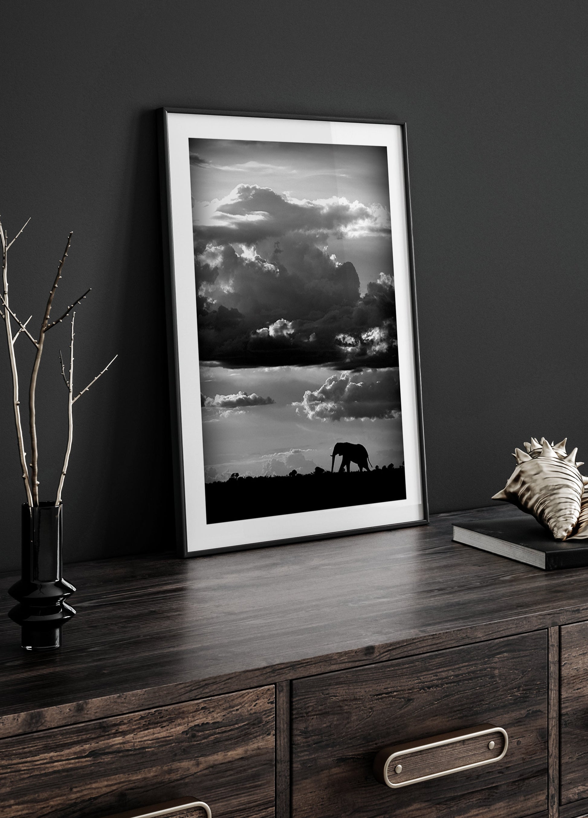 Er geht unter einem afrikanischen Himmel