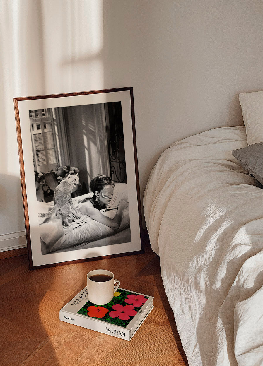 Audrey Hepburn schläft mit Katze Poster - Posterbox.dk