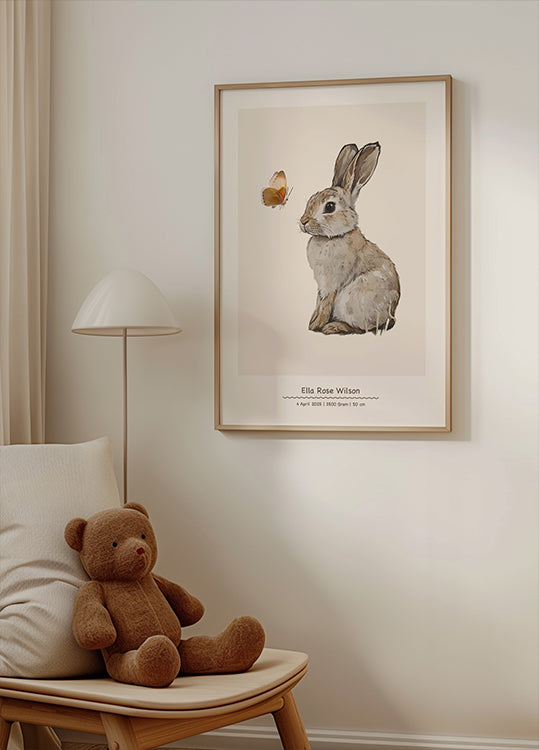 Baby-Hase und Schmetterling, personalisiertes Baby-Mädchen-Poster - Posterbox.dk