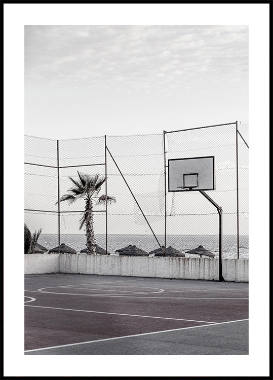 Basketballplatz am Meer Poster - Posterbox.dk