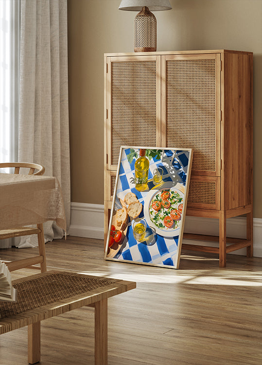 Caprese-Mittagessen auf blauen Fliesen, mediterranes Essen Poster - Posterbox.dk