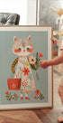 Katze im Blumenkleid mit Blumen Poster - Posterbox.dk