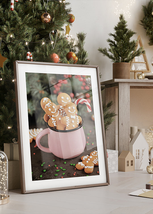 ein Bild von Ingwerplätzchen in einer rosa Tasse