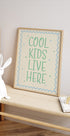 Poster „Cool Kids Live Here“ - Posterbox.dk