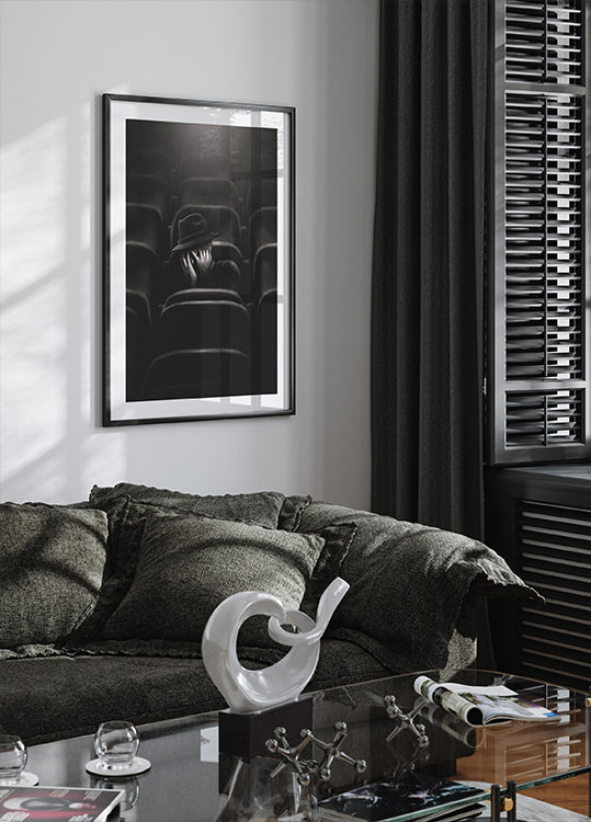 Angst, einsamer Mann im Theater mit verstecktem Gesicht Poster - Posterbox.dk