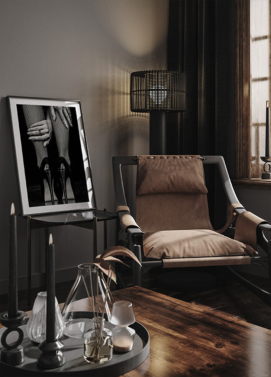 ein Wohnzimmer mit einem Stuhl und einem Bild an der Wand