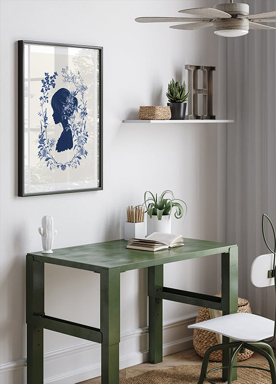 Blumensilhouette, blühendes Mädchen, botanisches Indigo-Poster - Posterbox.dk