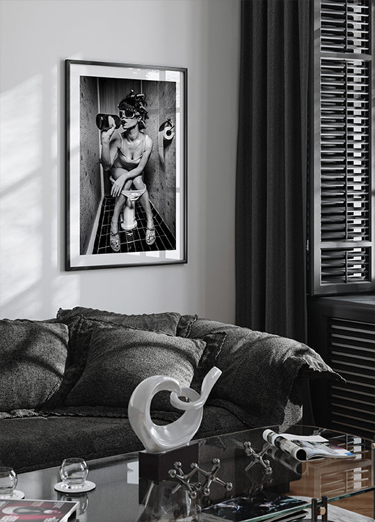 Mädchen trinkt auf der Toilette – Künstlerisches Satire-Poster – Posterbox.dk