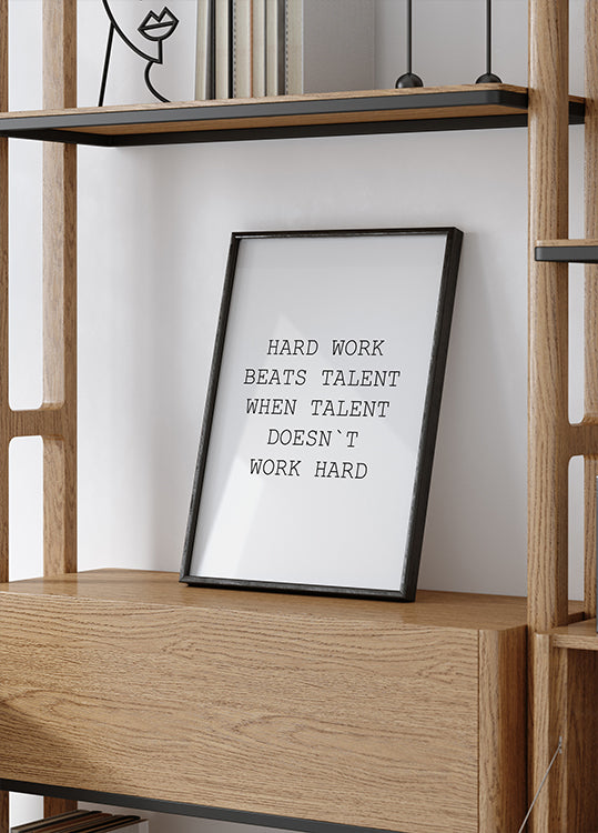 Poster „Harte Arbeit schlägt Talent“ – Posterbox.dk