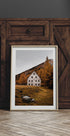 Haus in der Nähe der Herbstberge Poster - Posterbox.dk