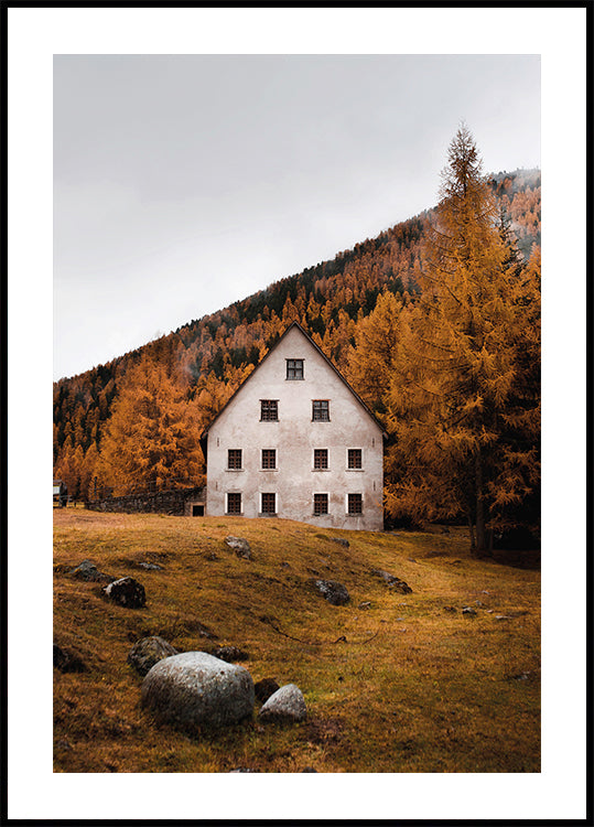 Haus in der Nähe der Herbstberge Poster - Posterbox.dk