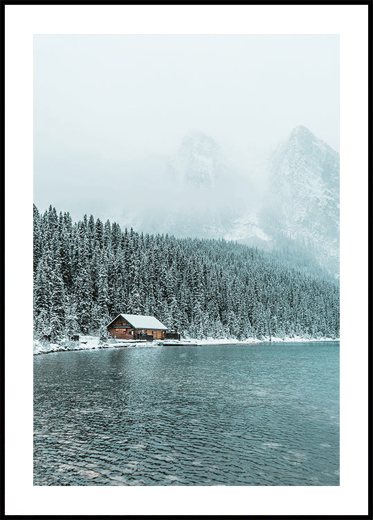 Hütte am Ufer eines Wintersees Poster - Posterbox.dk