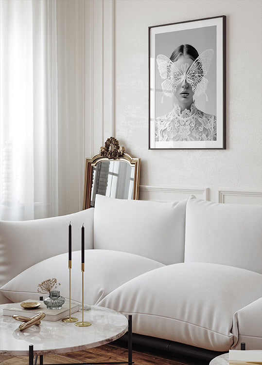 Poster „Dame in Weiß mit Schmetterlingsmaske“ – Posterbox.dk