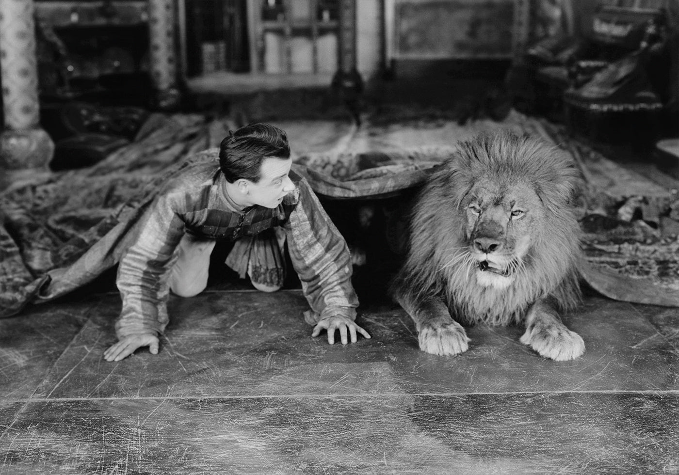 Mann mit Löwe – klassisches Schwarz-Weiß-Poster – Posterbox.dk