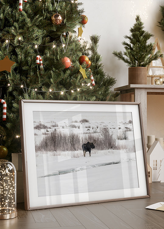ein Weihnachtsbaum mit einem Bild eines Elches davor