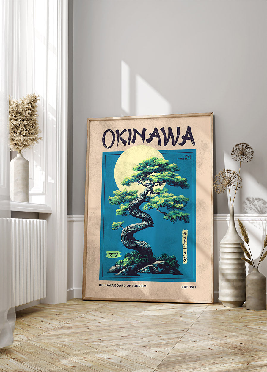 Okinawa-Geist, stilisierte Kiefer und Mond Poster - Posterbox.dk