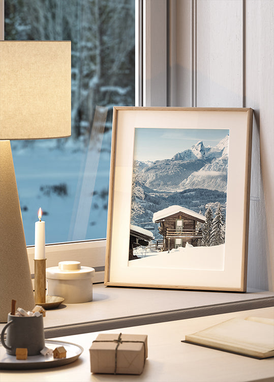 Malerische verschneite Hütte in alpiner Landschaft Poster - Posterbox.dk