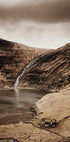Kleines Haus in der Nähe des Wasserfalls Poster - Posterbox.dk