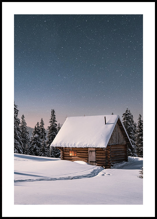 eine Hütte mitten in einem verschneiten Feld