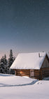 eine Hütte mitten in einem verschneiten Feld