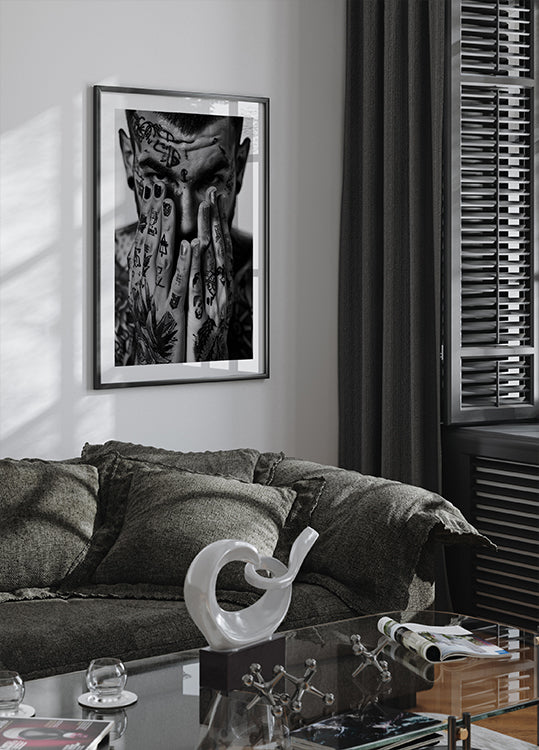 Tätowiertes Gesicht und Hände Poster - Posterbox.dk