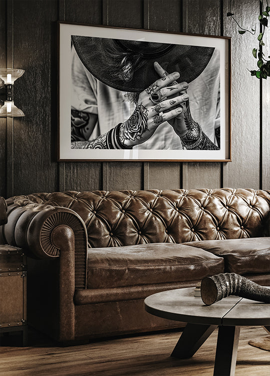 Poster mit tätowierten Händen und Hut - Posterbox.dk