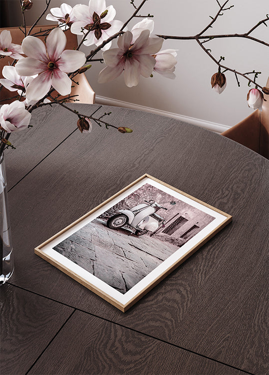 Poster „Vintage Scooter in Cobblestone Alley“ - Posterbox.dk