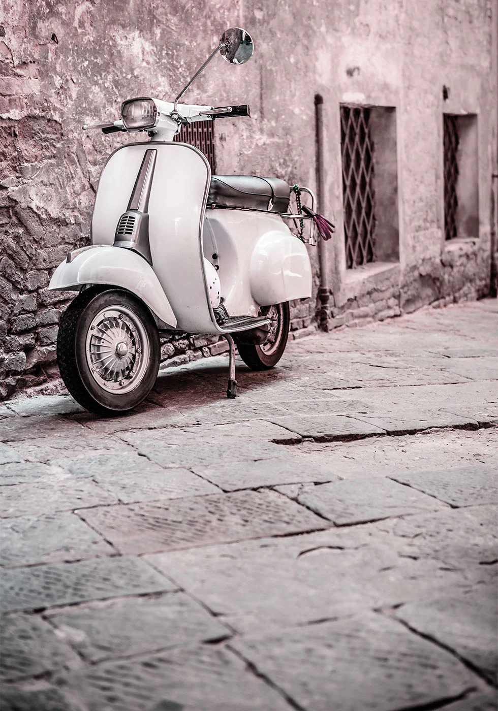 Poster „Vintage Scooter in Cobblestone Alley“ - Posterbox.dk