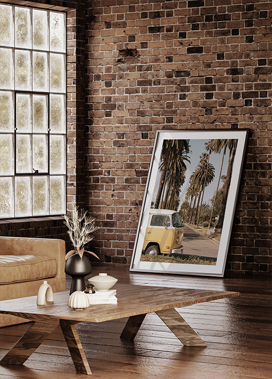 Gelbes Vintage-Van-Poster unter kalifornischen Palmen - Posterbox.dk