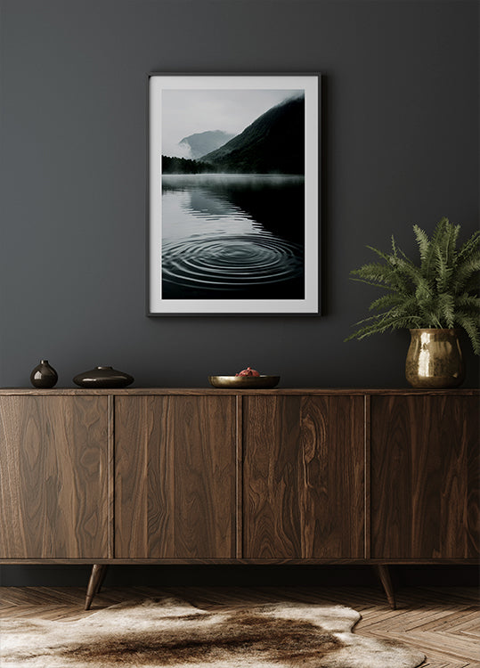 Wasserwellen im Bergsee Poster - Posterbox.dk