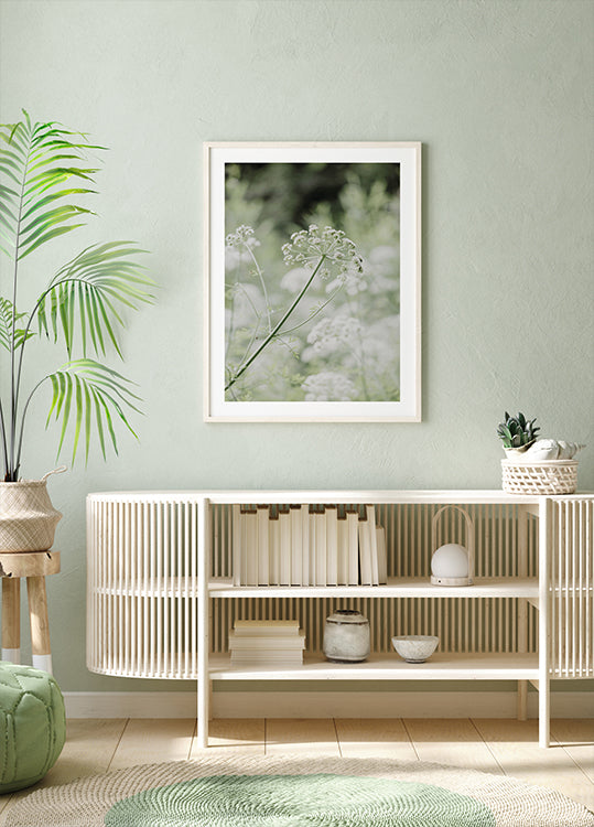 Weiße Wildblumen auf einer sanften grünen Wiese Poster - Posterbox.dk