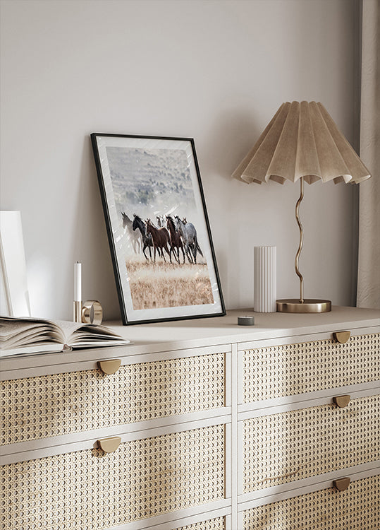 Wilde Pferde, die frei in der Natur rennen Poster - Posterbox.dk