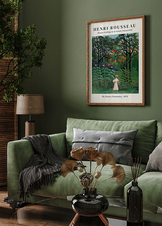Poster Frau spaziert durch einen exotischen Wald - Posterbox.dk