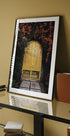 Gelbe Tür mit orangefarbenen Blumen Poster - Posterbox.dk