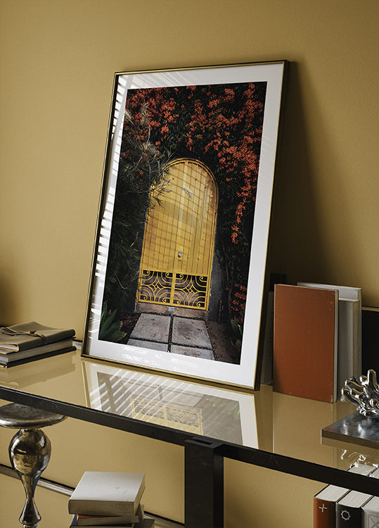 Gelbe Tür mit orangefarbenen Blumen Poster - Posterbox.dk